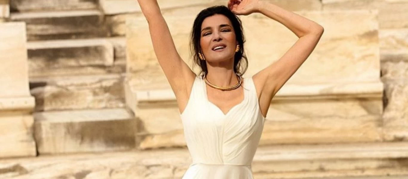 Μαρία Ναυπλιώτου: Φωτογραφίζεται με δημιούργημα της Σοφίας Κοκοσαλάκη (φωτο)